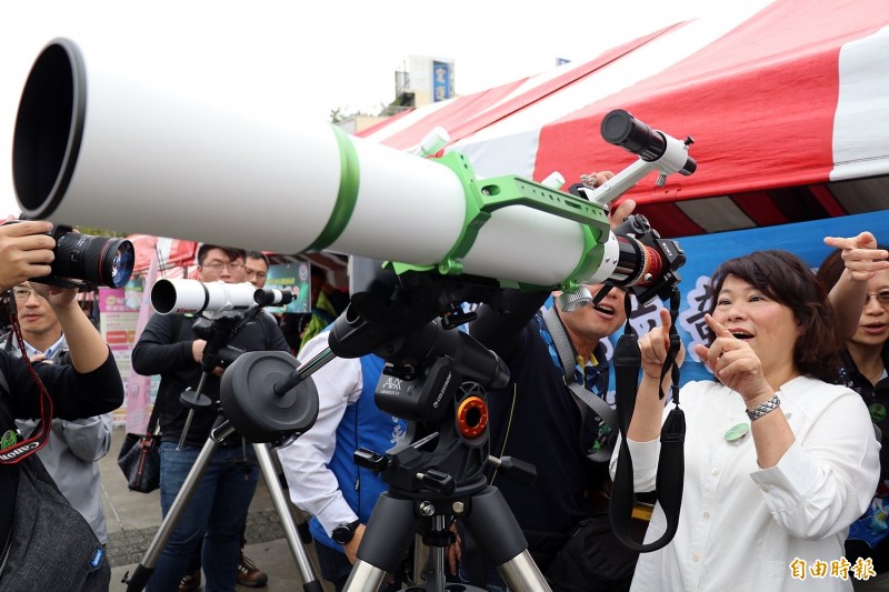 2020諸羅春分天文日活動，嘉義市長黃敏惠體驗天文望遠鏡。（記者林宜樟攝）