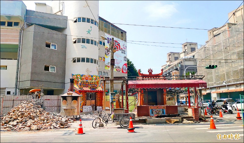 員林福和宮舊廟（右）占據人行道，造成交通亂象，大同國中內縮校地，提供土地新建廟宇（左）。（記者陳冠備攝）