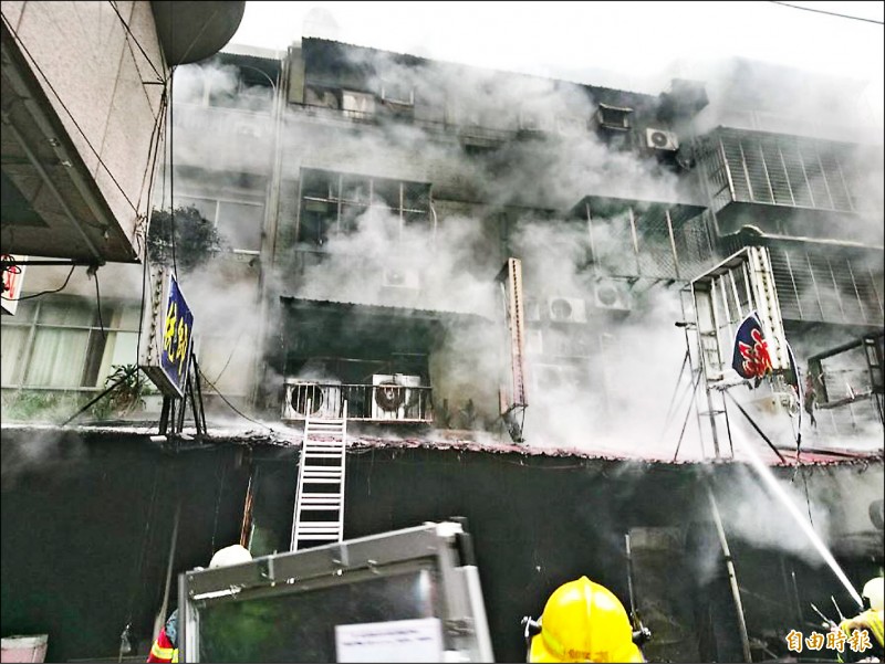 北市萬華區華西街一棟住宅發生火警，冒出大量濃煙，釀成五死一命危慘劇。（記者劉慶侯攝）