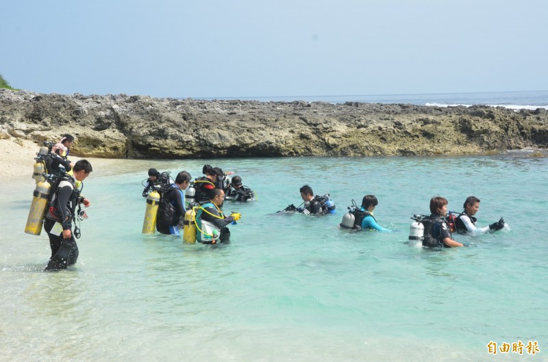 小琉球的陽光、海洋、獨立空調，戶外及防疫做好，不用怕武漢肺炎。（記者葉永騫攝）