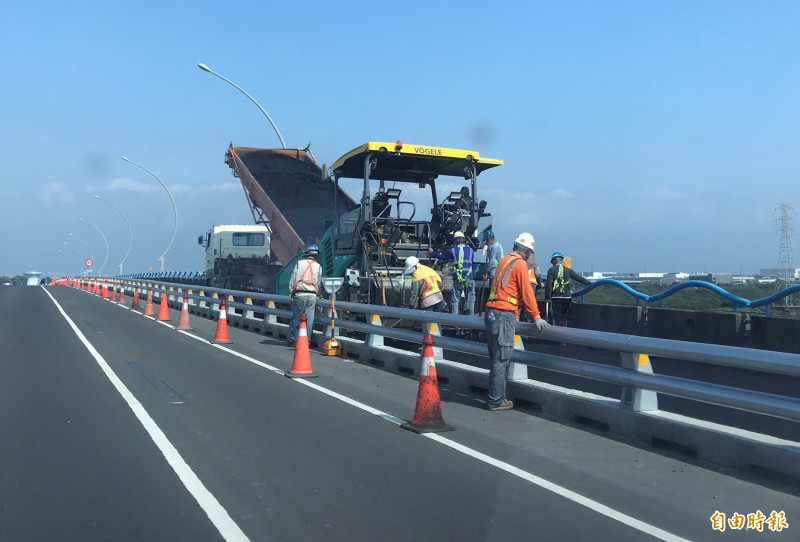 高屏大橋南下機車道正在趕工進行路面封層。（記者葉永騫攝）