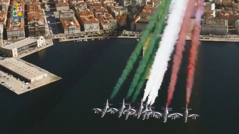 義大利空軍響應義大利民間所發起的「快閃之聲」活動，連續發布多部以義大利為主題，搭配義大利音樂的影片。（圖擷取自推特＿@ItalianAirForce）