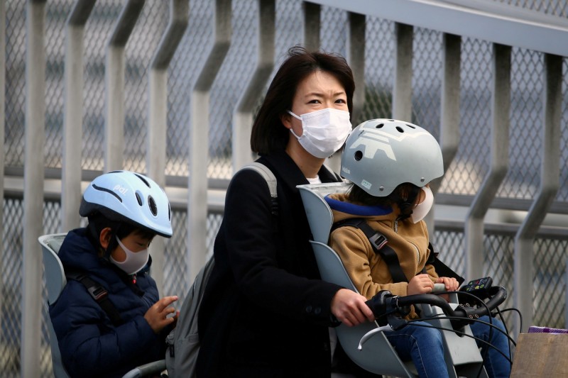 日本宣布即日起禁止轉售口罩，違者嚴懲。（路透）