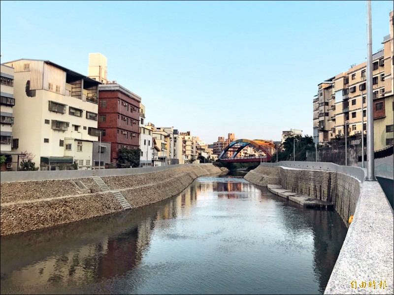 新竹市客雅溪第九期河道整治與環境營造工程月底完工，河道已拓寬到38公尺寬、更採天然的砌塊石護岸，解決曲溪里與振興里淹水問題。（記者洪美秀攝）