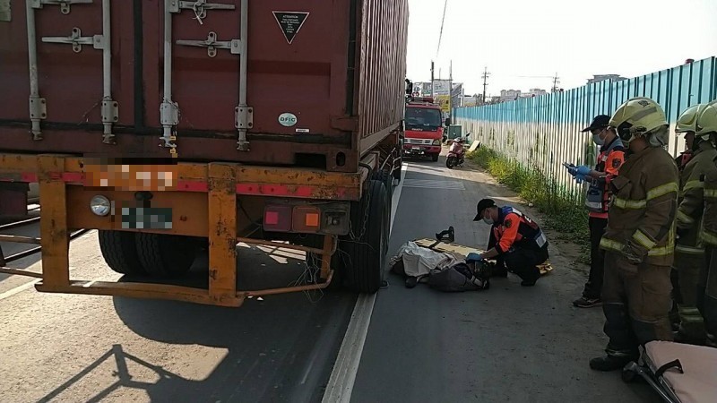 台南永康今早發生一起嚴重車禍，機車騎士與大貨車發生車禍，一度受困輪下，救出後當下已無呼吸心跳，緊急送醫搶救中。（記者萬于甄翻攝）