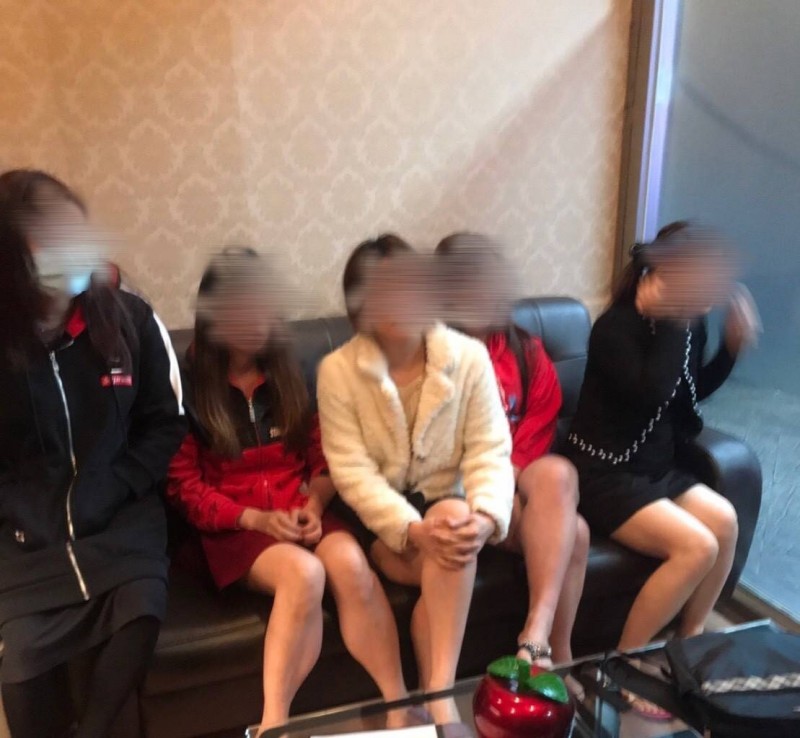 警方逮捕養生館負責人以及應召女。（記者王冠仁翻攝）