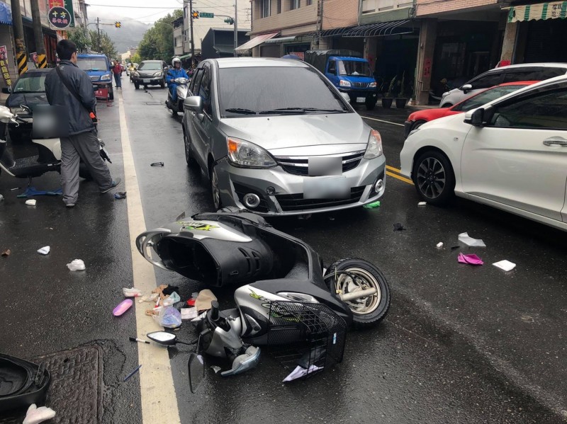 埔里鎮中華路日前發生自小客車與機車碰撞事故，民眾拍照PO網質疑駕駛酒駕肇事逃逸，警方今天說明，自小客車駕駛確有酒駕，但並未「落跑」。（記者佟振國翻攝）