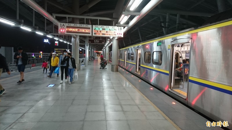 屏東火車站站長表示，車站增設紅外線測溫儀幫乘客量體溫，如發燒就不能搭乘火車。（記者葉永騫攝）