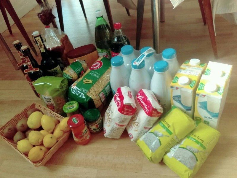 旅居法國的林姓台灣女士，今下午與法籍先生到超市採買，搶到麵粉、米、牛奶等物資，預計可供夫妻倆生活兩週。（林女提供）