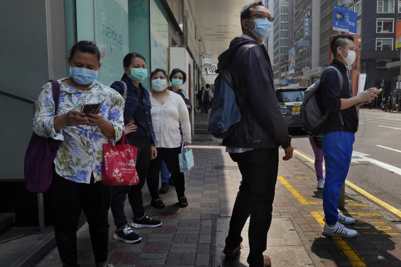 口罩現在在各個國家都供不應求，香港有政黨透過發放免費口罩，開啟另一層面的政治角力。示意圖。（美聯社）