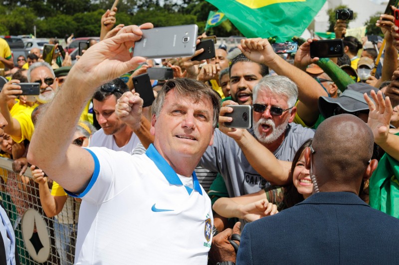 巴西總統波索納洛（Jair Bolsonaro）與民眾大玩自拍。（法新社）