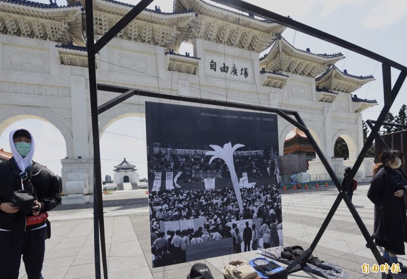 台灣學生聯合會、台灣青年民主協會、台灣公民陣、經濟民主連合等公民團體及青年團體，16日在自由廣場舉行「未聞島名－野百合學運三十週年系列紀念活動」，發表《青年國會改革宣言》，要求新國會的執政黨正視國會改革的問題，並將當年學運歷史照片掛在拒馬上，見證台灣這30年來的社會運動。（記者簡榮豐攝）