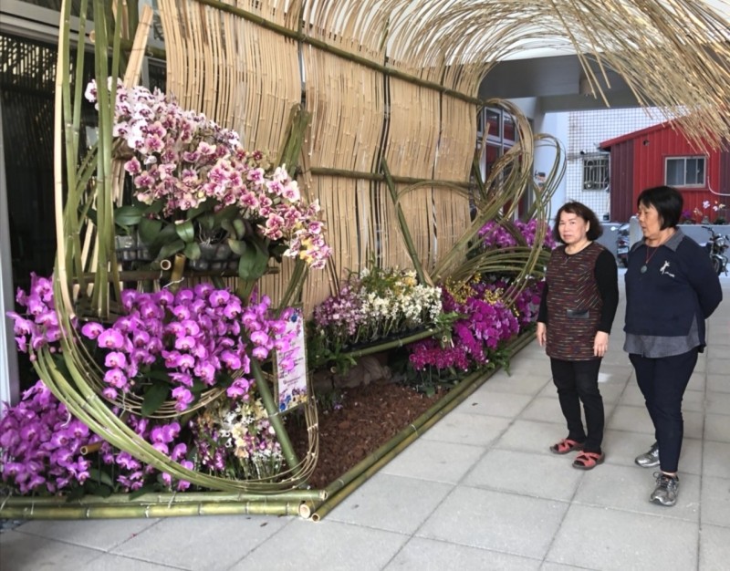 南化區公所有微型蘭展,加上裝置藝術,吸引民眾欣賞。(記者吳俊鋒翻攝) 南化區公所有微型蘭展,加上裝置藝術,吸引民眾欣賞。(記者吳俊鋒翻攝)