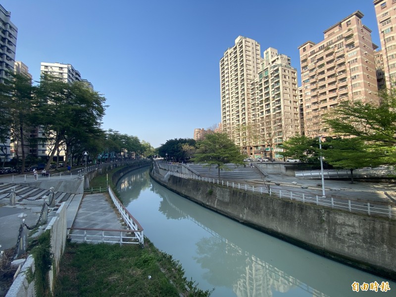 河堤社區周遭住宅超過30幢高樓，民眾驚呼河道變成「綠奶茶」。（記者黃旭磊攝）