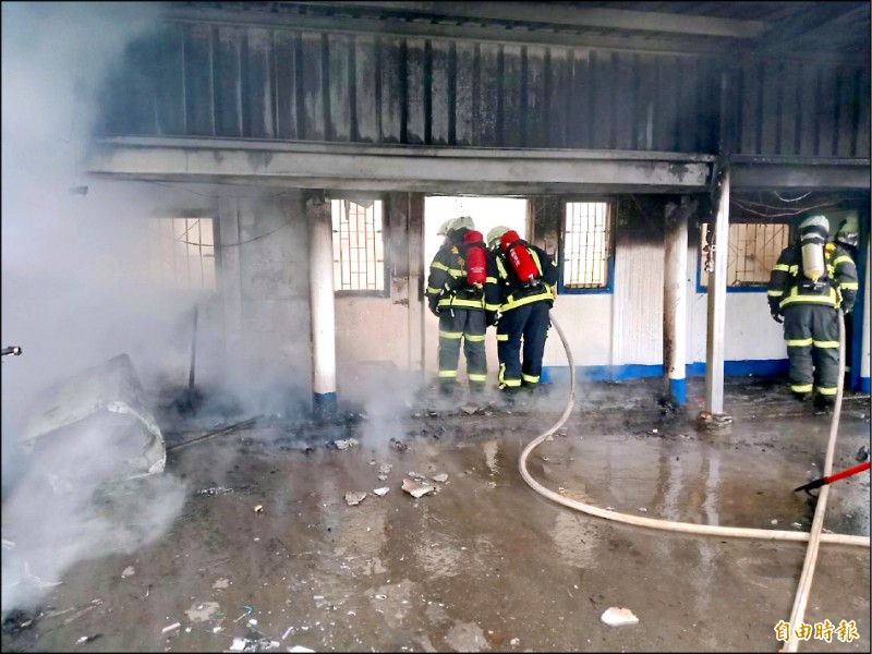 台東縣卑南鄉明峰村龍過脈昨日下午發生住宅火警，消防局據報到場拉水線搶救。（記者陳賢義攝）