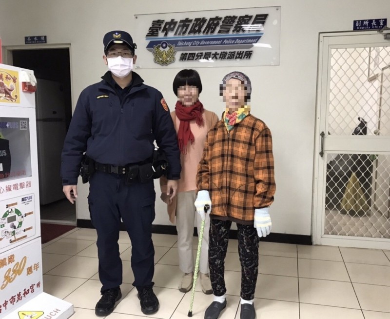 暖警護送迷途阿嬤竟是同仁岳母。（記者許國楨翻攝）