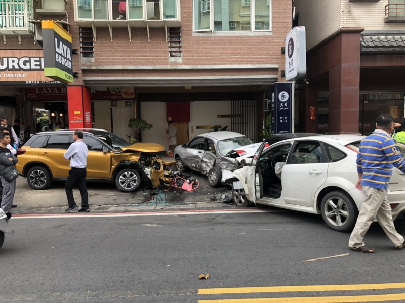 莊姓男子今下午開車載2名友人從宜蘭市女中路三段往宜蘭市方向行駛，莊男疑似恍神失控，高速連環衝撞路邊4部轎車，2部機車，導致4人受傷。（記者林敬倫翻攝）