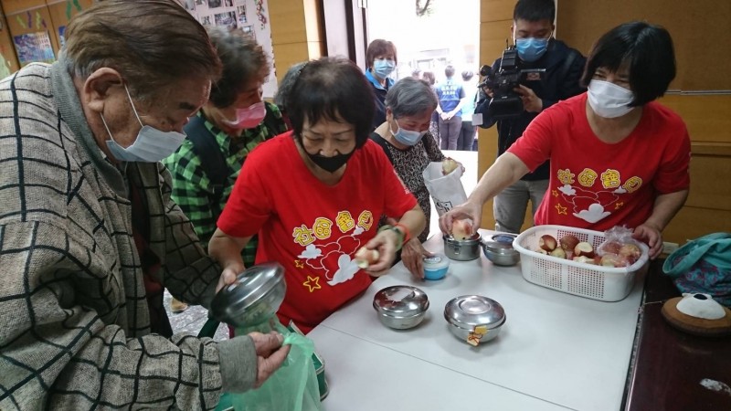 台中社區據點將共餐改為盒餐，讓長輩把餐帶回家，減少共餐感染風險。（記者蔡淑媛翻攝）