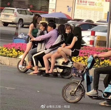 中國東莞街頭最近上演1男載5女的奇景。（圖擷取自微博）