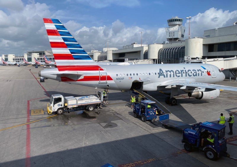 日前在美國航空（American Airlines）一架準備起飛的班機上，一名鬧事乘客宣稱自己確診，導致整架班機延誤了8小時，最後該乘客也遭逮捕。圖為美航班機示意圖。（法新社檔案照）