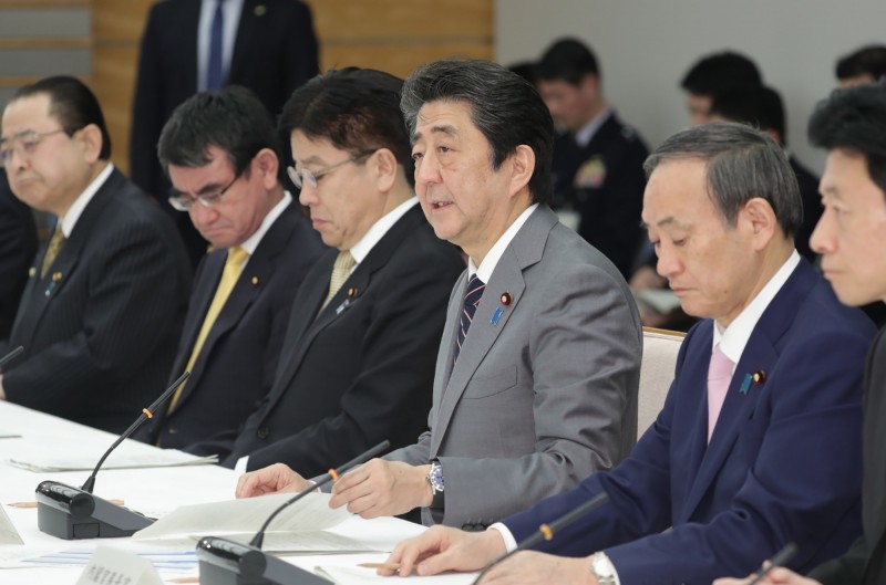 日本首相安倍晉三今晚在官邸召開政府武漢肺炎對策本部會議，決定以全球為對象發布「注意安全」的一級旅遊疫情警報。（法新社）