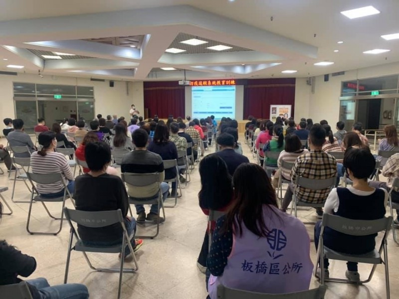 新北市板橋區公所在中央宣布回溯篩檢自歐洲入境者後，立即召開防疫追蹤系統教育訓練因應，幾乎全員投入。（圖由板橋區公所提供）