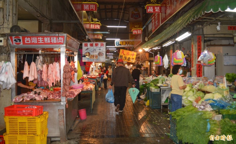 網傳霧峰菜市場有5人從土耳其回來，引發民眾恐慌，生意慘跌5成，攤商都很無奈。（記者陳建志攝）