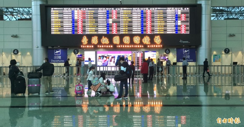 外籍旅客自今天（19日）凌晨起全面限制入境，交通部長林佳龍對此表示，返國旅客爆大量，機場防疫車隊擴大量能，守護國門。（資料照）