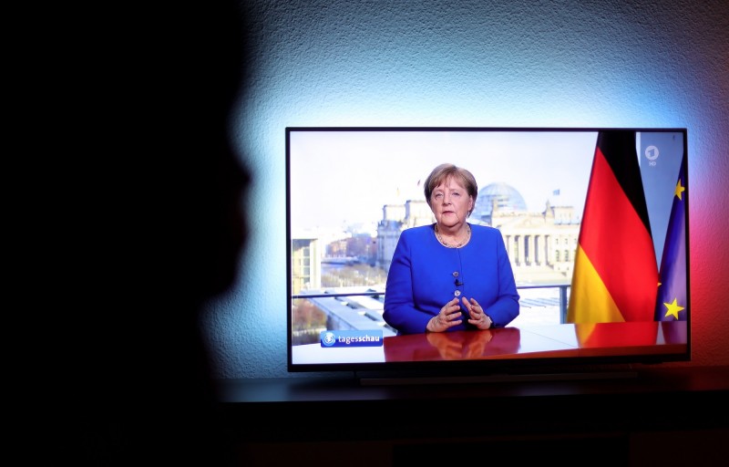 德國總理梅克爾（Angela Merkel）週三發表重大談話，是就任14年來首次在電視上對全國發表談話，梅克爾指出，「這是二戰後德國面臨的最大挑戰」，並且呼籲德國人民團結，完成每個人所肩負的任務。（法新社）