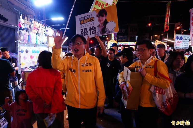 時代力量前不分區立委候選人、屏東基督教主任醫師詹智鈞（右黃外套者）為時代力量屏東縣黨部主委，昨天他在黨部臉書徵才。（記者陳彥廷攝）