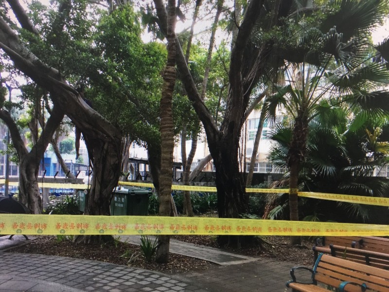 北市松山區1公園驚見婦人輕生，警方封鎖現場採證（記者 邱俊福翻攝）