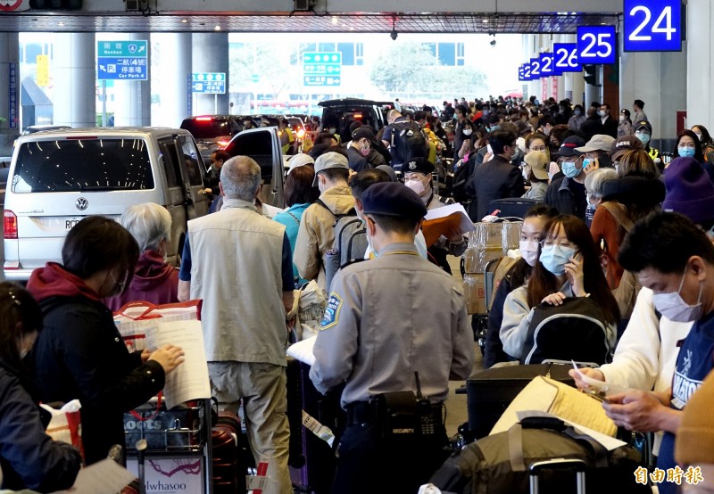 機場公司安排500輛防疫計程車、200輛租賃車，及50輛遊覽車進行接駁，並透過安排旅客分流搭乘不同交通工具方式全力疏運，旅客候車時間已經比昨日減少30分鐘以上。（記者朱沛雄攝）