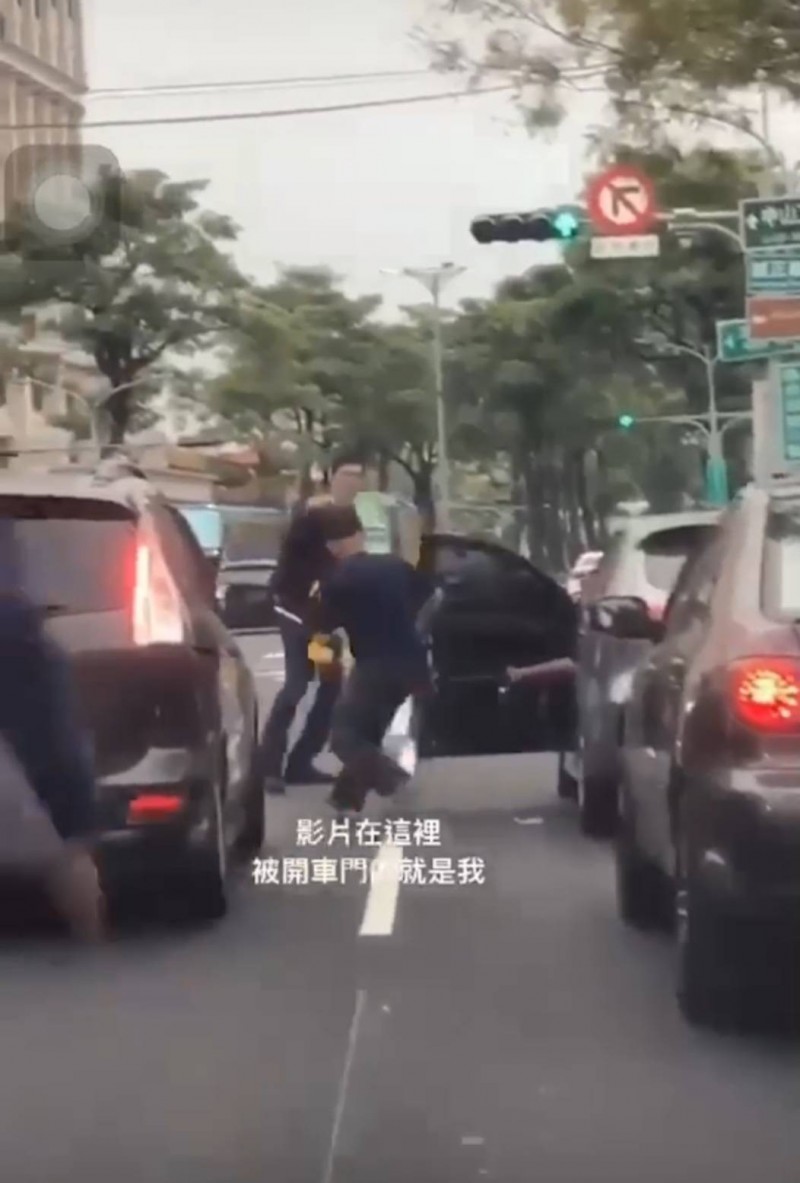 通緝犯攔車逃逸，被民眾踢下車。（記者蔡清華翻攝）