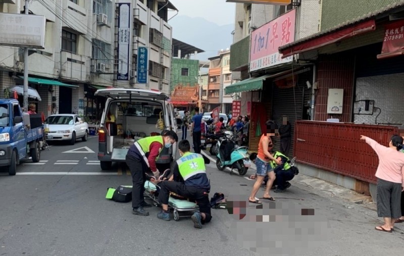 南投驚傳國中生持刀失手刺死校內同學，現場民眾與警消合力將受傷學生送醫。（民眾提供）