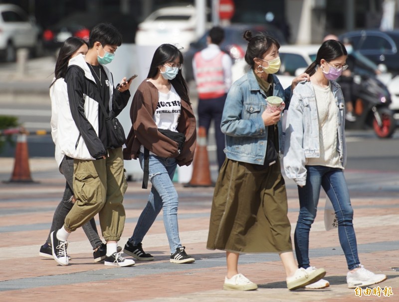 明天（22日）天氣與今天相當類似，各地仍為多雲到晴的天氣，僅東半部有零星降雨。（資料照）