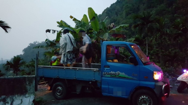 警方出動小貨車載２女脫困。（記者王善嬿翻攝）