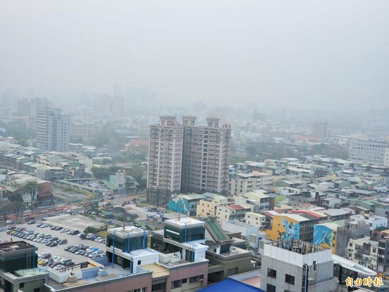 高市因季節交替，風場變換頻繁，擴散條件變差，一連2天出現「紅害」。（記者陳文嬋攝）