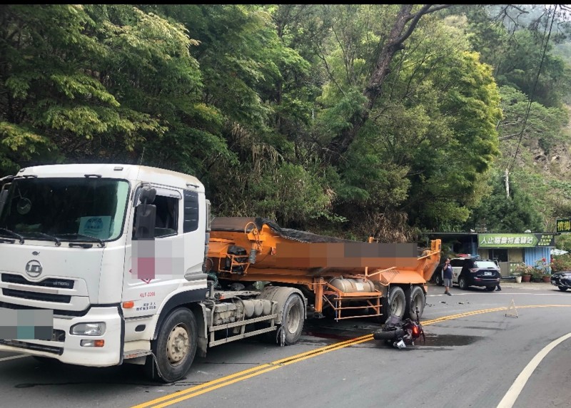 仁愛鄉台14線埔霧公路仁愛橋前彎道砂石車與機車碰撞事故。（民眾提供）