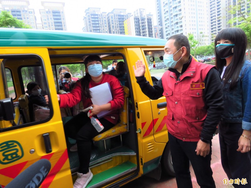 新北市長侯友宜視察林口區私立翔祥幼兒園檢視幼童車防疫策略，右一為新北市議員蔡淑君。（記者陳心瑜攝）