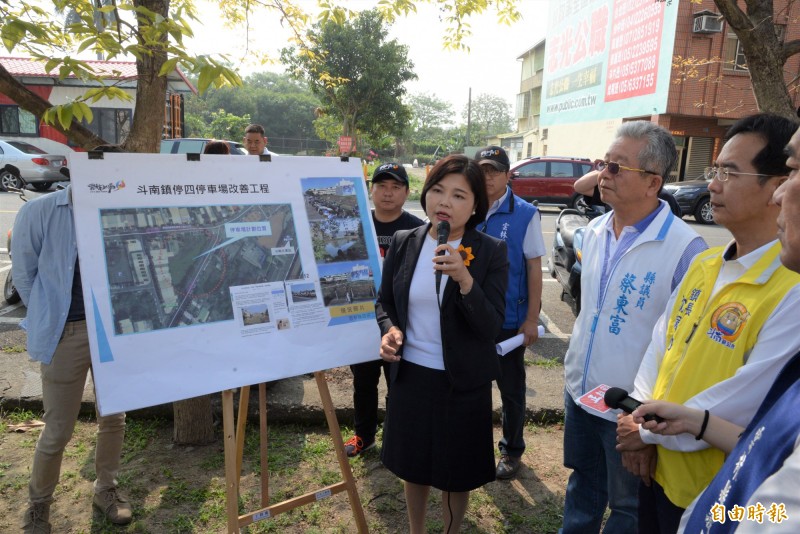 雲林縣長張麗善（左一）表示停四停車場興建，可帶動斗南發展。（記者林國賢攝）