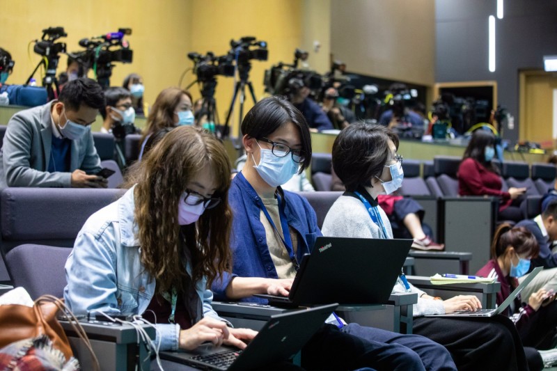 港媒指出，香港「now 新聞台」1名男剪輯師確診。圖為香港媒體示意圖。（彭博）