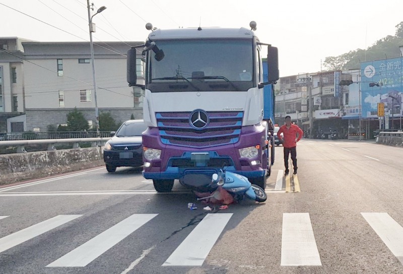 曳引車綠燈起步就撞上前方1輛機車，造成機車騎士陳姓老婦受傷送醫。（圖由讀者提供）