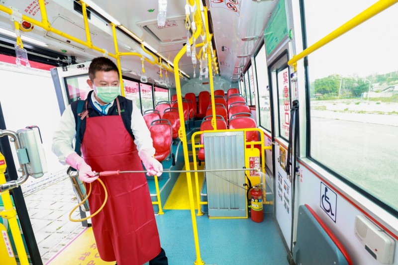 台中市區公車收班後,業者全面消毒車廂。(交通局提供) 台中市區公車收班後,業者全面消毒車廂。(交通局提供)