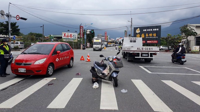 花蓮縣吉安鄉中央、建國路口發生機車與汽車擦撞意外。（記者王錦義翻攝）