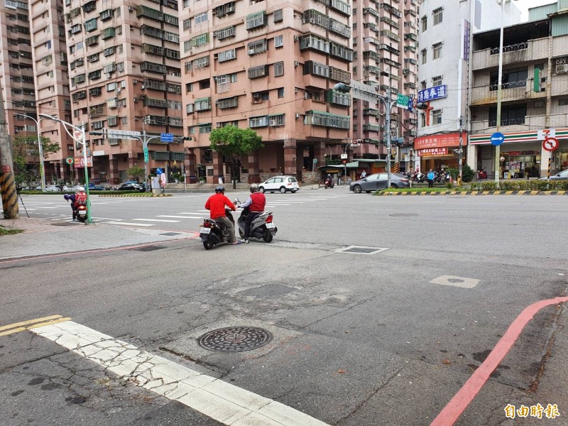 行經豐林街與大安路口處的機車駕駛都習慣直行，在法規上屬於違規。（記者邱書昱攝）