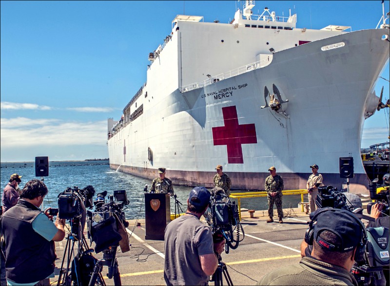 美軍海軍醫療艦「慈悲號」（USNS Mercy）廿三日駛離加州聖地牙哥海軍基地，支援武漢肺炎防疫工作。（法新社）