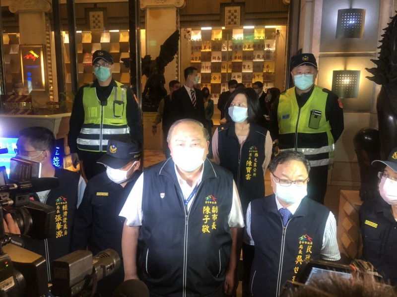 陳子敬（圖中間）率警局等相關單位到大型酒店娛樂場所稽查臨檢。（記者許國楨翻攝）