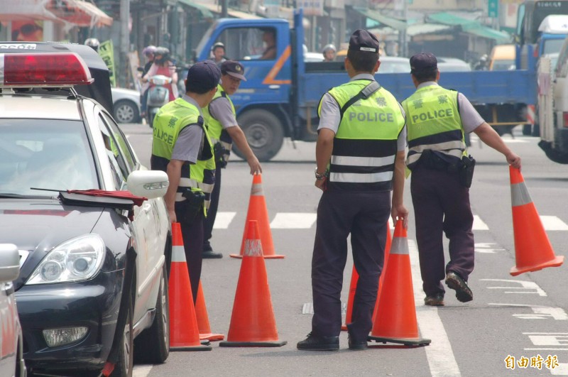 清明節4天連假掃墓、觀光車潮湧現，高市府交通局依大數據，提醒掃墓民眾哪些路段、時段最塞，並將會做好交通管制和疏導。（記者黃良傑攝）