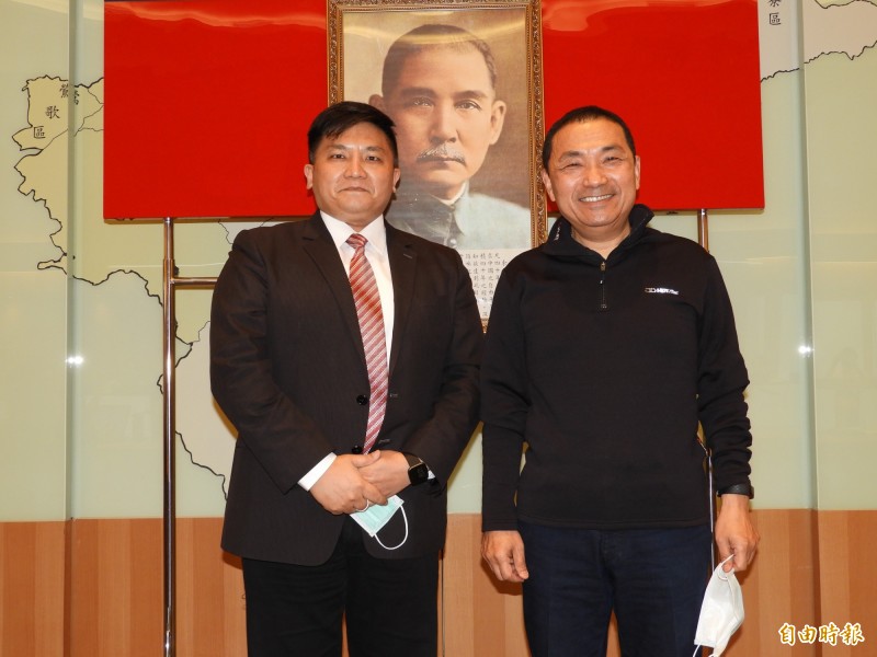 新北市政府新任法制局長吳宗憲（左）今天走馬上任。（記者賴筱桐攝）