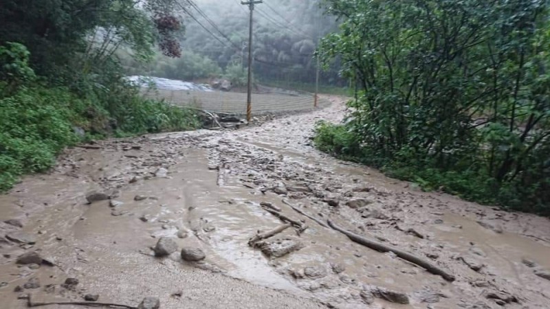 苗縣泰安中象道路去年8月間發生土石流，一度淹沒300米道路，無法通行。（記者蔡政珉翻攝）